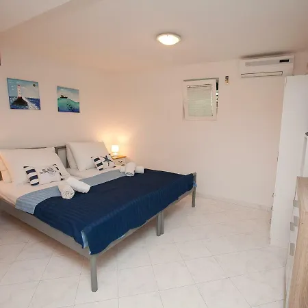 Apartment Deni *